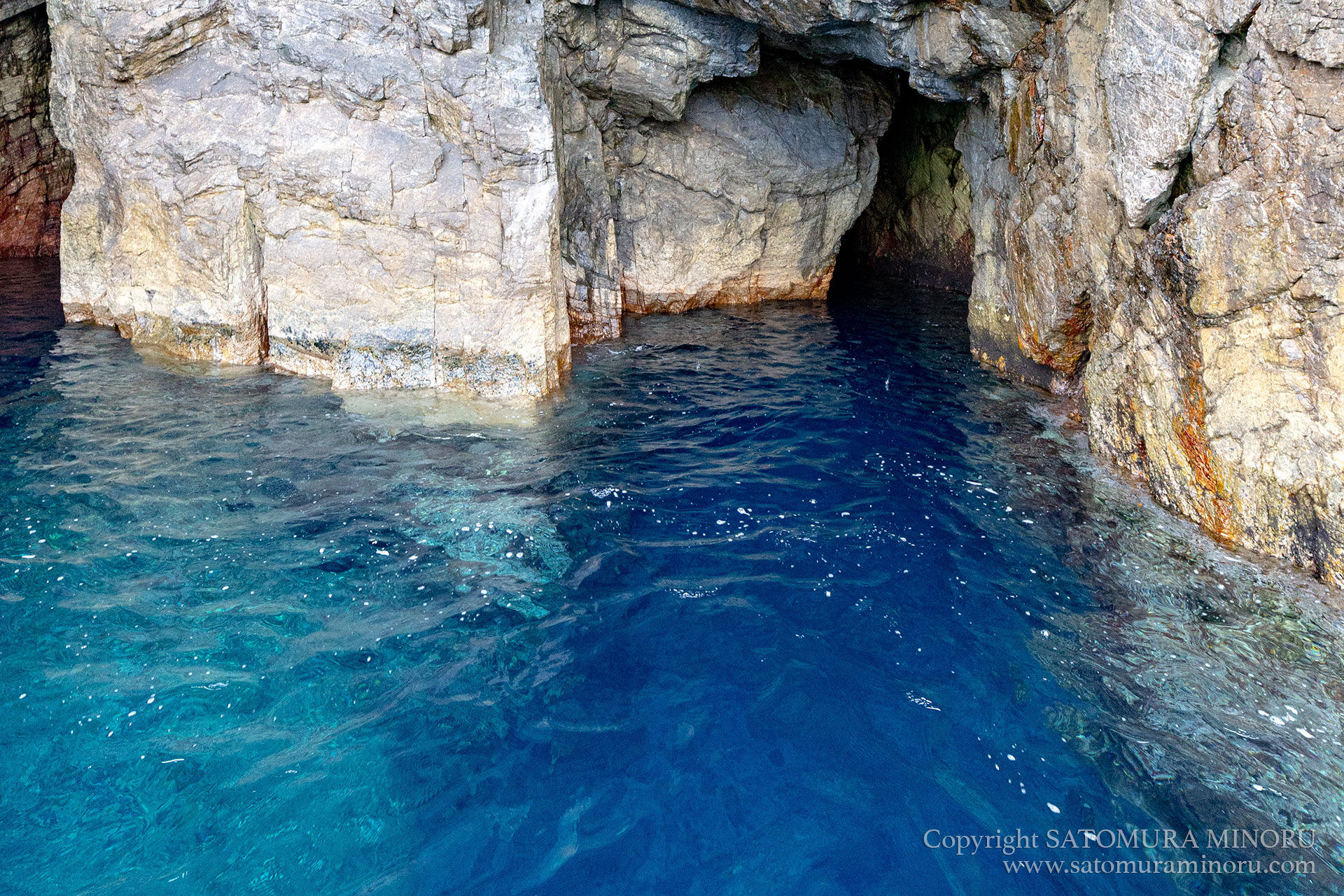 徳浜の断崖の青の洞窟